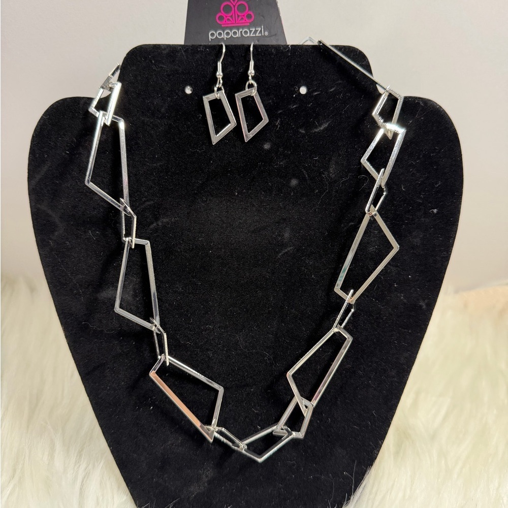 🩷5/$10🩷 Paparazzi Silver Geometric Link Necklace & Earrings Set